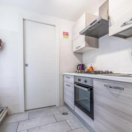 Stylish And Close To Metro Apartament *