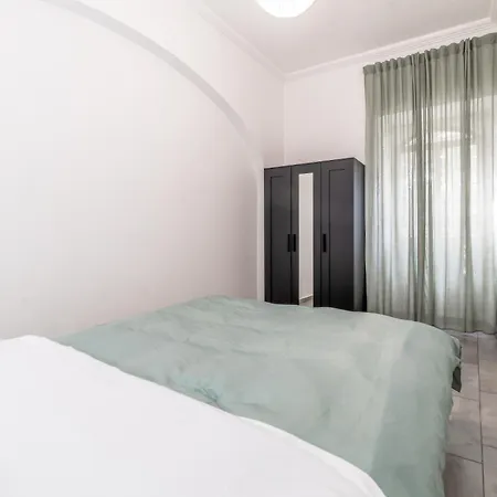 Stylish And Close To Metro