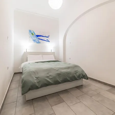 Stylish And Close To Metro Apartament